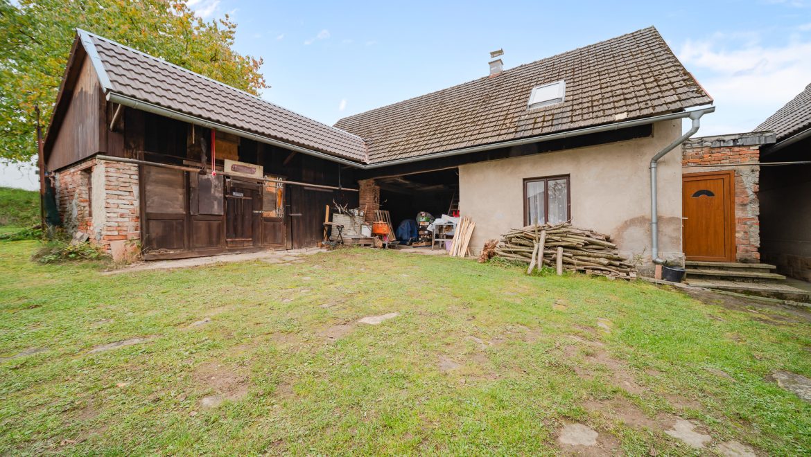 Pohled z venku na stodolu rodinného domu Kašov Kuks.
