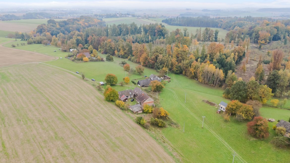 Letecké dronové záběry na statek / rodinný dům Kašov Kuks.