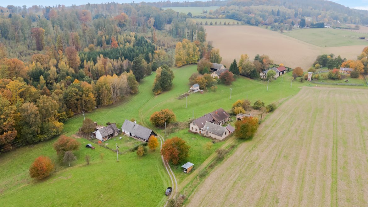 Letecké dronové záběry na statek / rodinný dům Kašov Kuks.