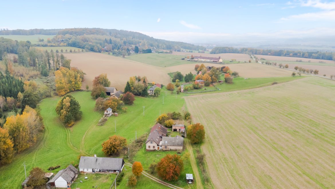 Letecké dronové záběry na statek / rodinný dům Kašov Kuks.