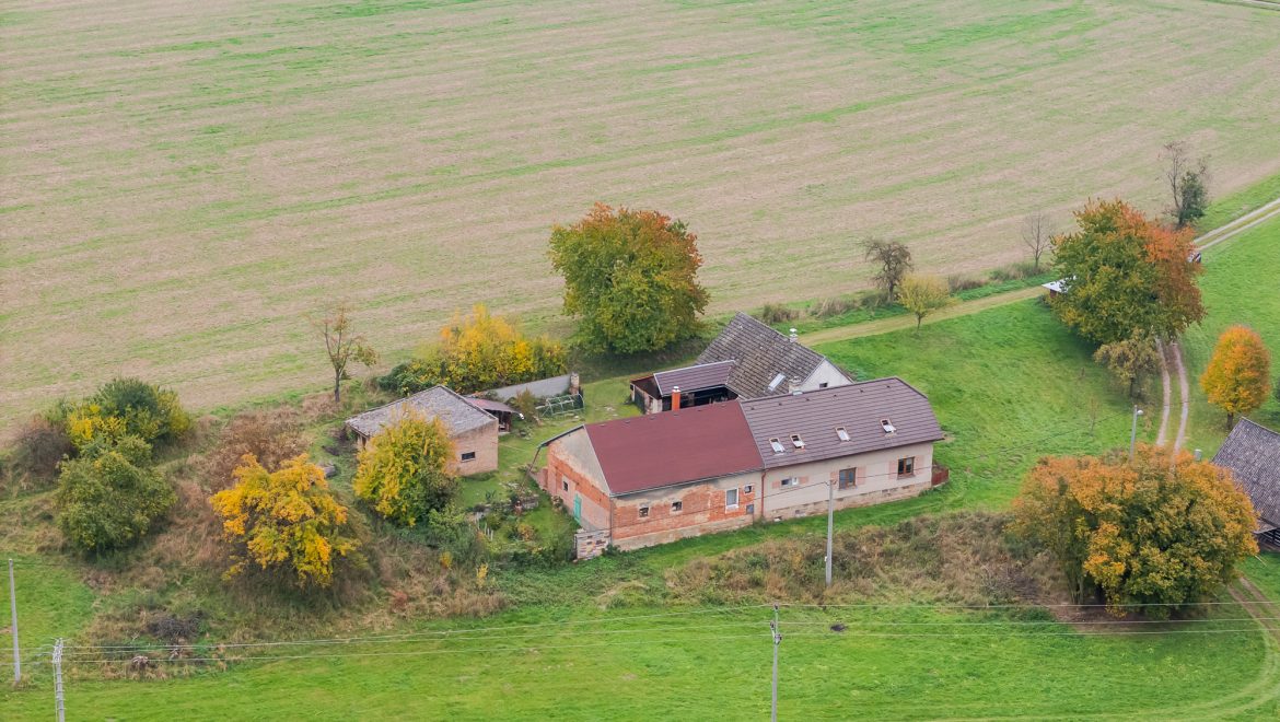 Letecké dronové záběry na statek / rodinný dům Kašov Kuks.