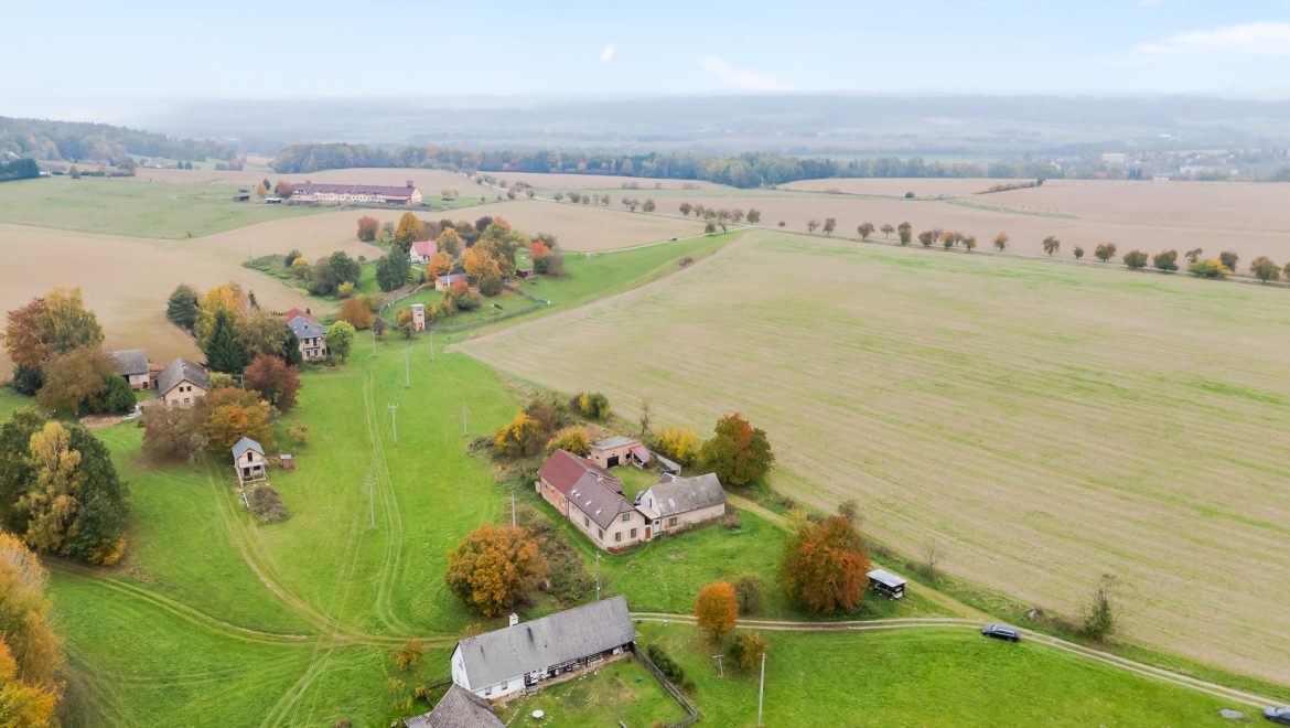 Letecké dronové záběry na statek / rodinný dům Kašov Kuks.