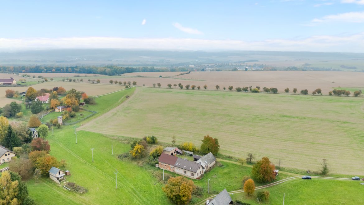 Letecké dronové záběry na statek / rodinný dům Kašov Kuks.