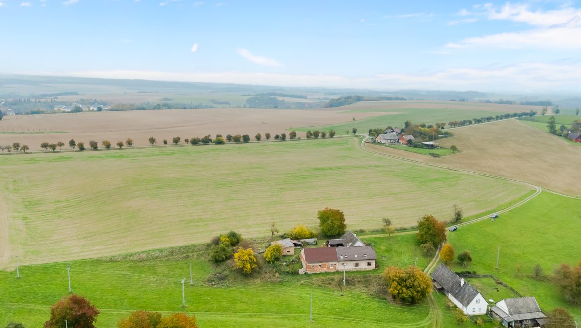 Letecké dronové záběry na statek / rodinný dům Kašov Kuks.